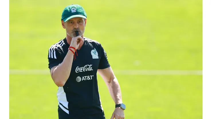 El jugador criticado por la afición que es titular para Cocca