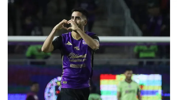 Néstor Vidrio en el festejo de su gol.