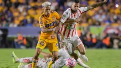 Raymundo Fulgencio, de Tigres, y Edgar Méndez, del Necaxa.