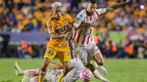 Raymundo Fulgencio, de Tigres, y Edgar Méndez, del Necaxa.