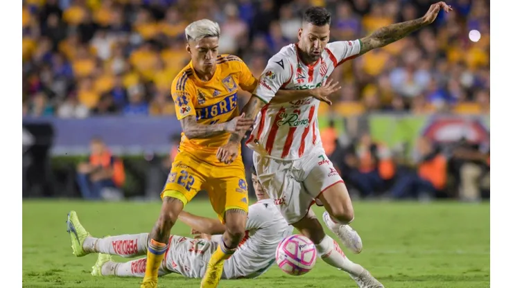 Raymundo Fulgencio, de Tigres, y Edgar Méndez, del Necaxa.
