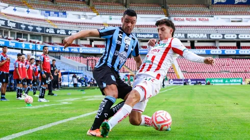 Pablo Barrera, del Querétaro, y Heriberto Jurado, del Necaxa.