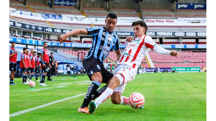 Pablo Barrera, del Querétaro, y Heriberto Jurado, del Necaxa.