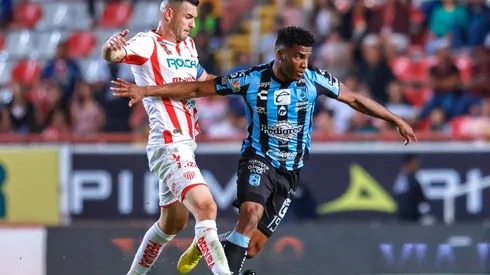 Duelo entre Fabricio Formiliano del Necaxa y José Zúñiga del Querétaro.