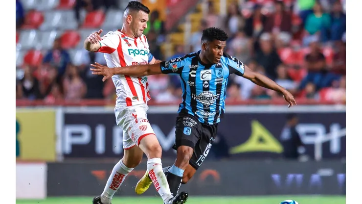 Duelo entre Fabricio Formiliano del Necaxa y José Zúñiga del Querétaro.