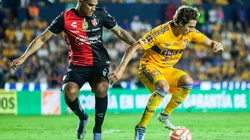 Anderson Santamaría, del Atlas, y Sebastián Córdova, de los Tigres.