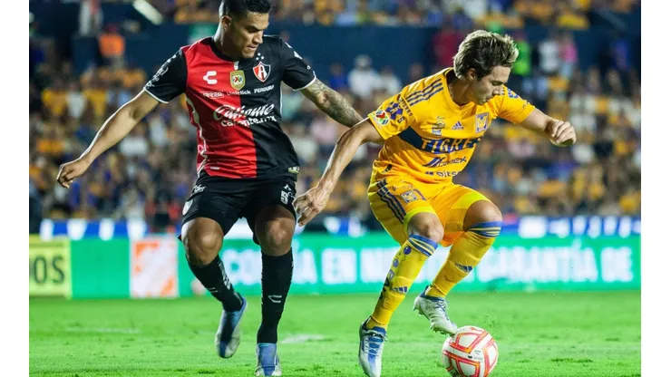 Anderson Santamaría, del Atlas, y Sebastián Córdova, de los Tigres.