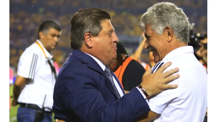 Miguel Herrera y Ricardo Ferretti en un partido de la Liga MX.