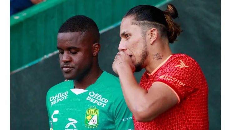 Joel Campbell, del León, y Carlos Salcedo, de Juárez.
