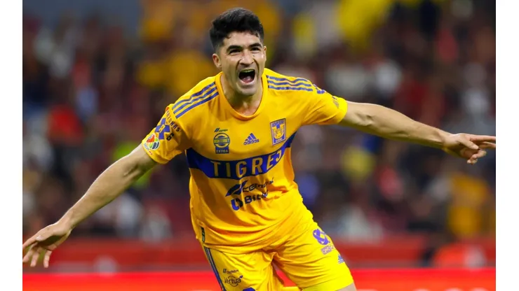 Nicolás Ibáñez celebra su segundo gol con Tigres.