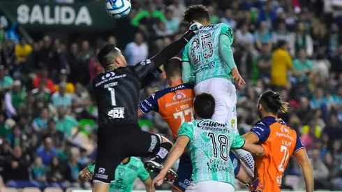 Así le ganó Paul Bellón el duelo por lo alto a Antony Silva para el 2-0.