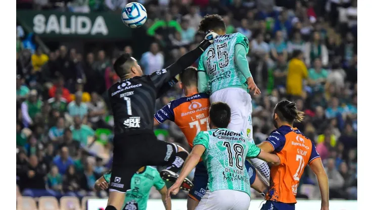 Así le ganó Paul Bellón el duelo por lo alto a Antony Silva para el 2-0.