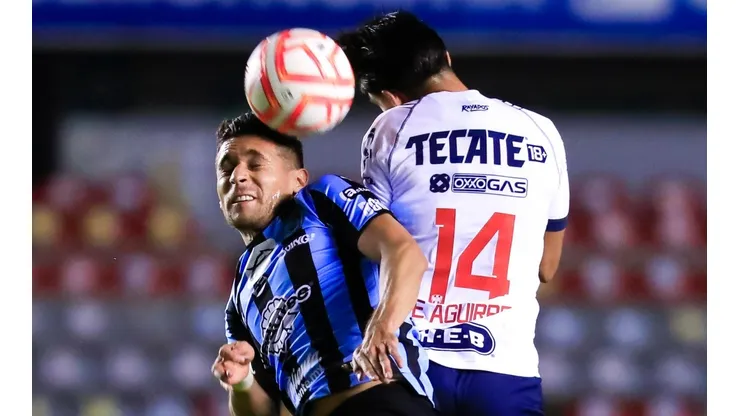 Kevin Escamilla, del Querétaro, contra Erick Aguirre, del Monterrey.