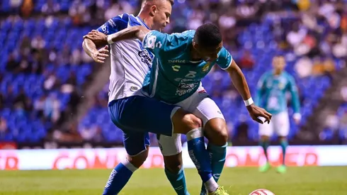 Gustavo Ferrareis, del Puebla, contra Yairo Moreno, del León.