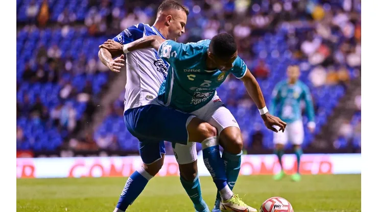 Gustavo Ferrareis, del Puebla, contra Yairo Moreno, del León.