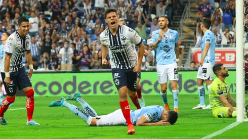 Ponchito González celebra el segundo gol de los Rayados a los Gallos Blancos.