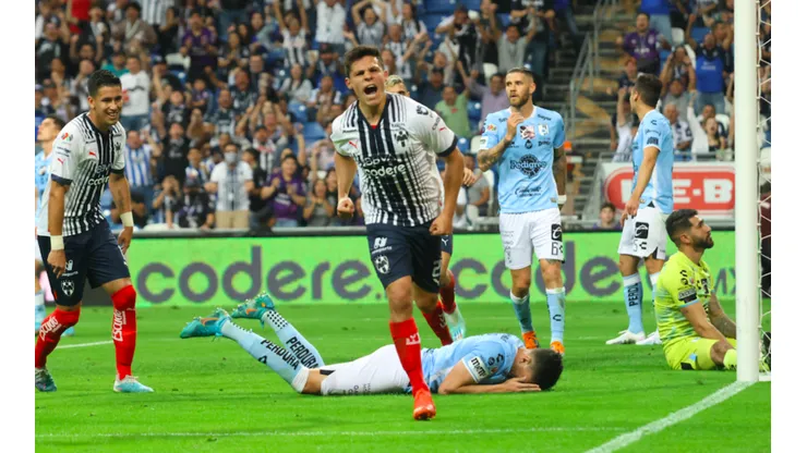 Ponchito González celebra el segundo gol de los Rayados a los Gallos Blancos.