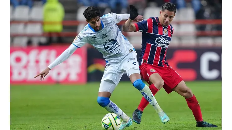 Chivas mejora su imagen y baja a Pachuca de la cima