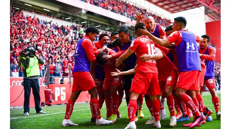 Toluca le gana a Cruz Azul con doblete de Maxi Araújo.