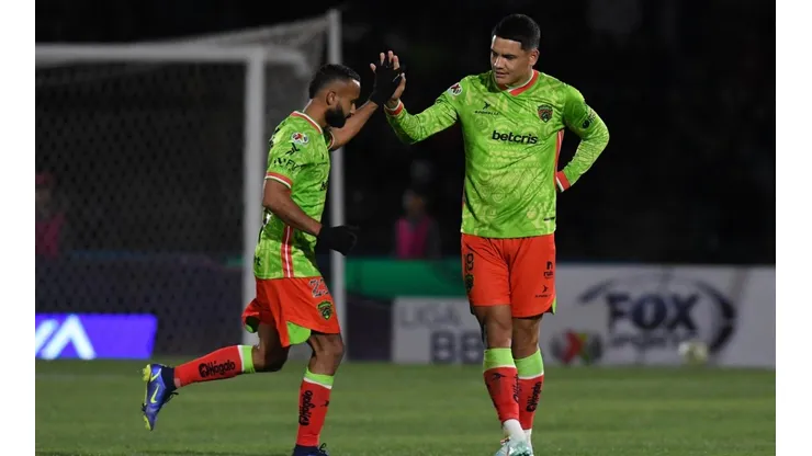 Jordan Sierra y Gabriel Fernández celebran la reacción de los Bravos de Juárez.