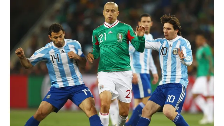 Adolfo Bautista contra Javier Mascherano y Lionel Messi en el Mundial Sudáfrica 2010.