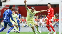 Diego Valdés festejó su gol y luego esperó la confirmación del VAR.