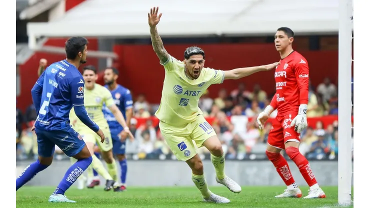 Diego Valdés festejó su gol y luego esperó la confirmación del VAR.