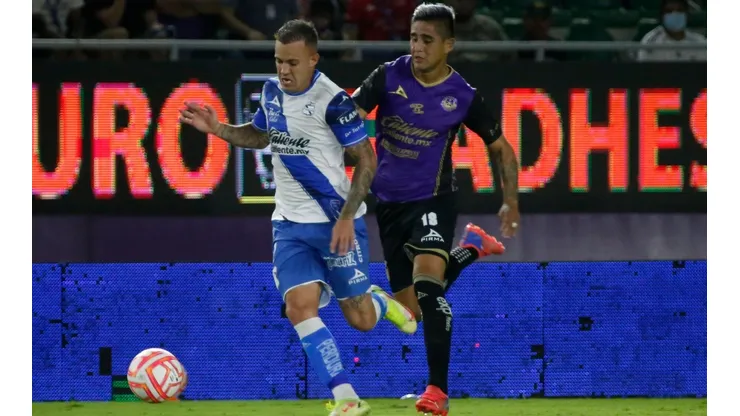 Gustavo Ferrareis, del Puebla, contra Enrique Cedillo, del Mazatlán.