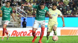 Alexis Peña, del Necaxa, contra Henry Martín, del América.