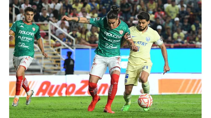 Alexis Peña, del Necaxa, contra Henry Martín, del América.
