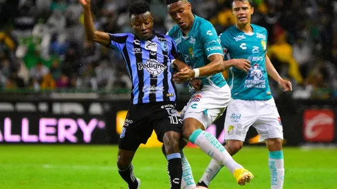 Clifford Aboagye, del Querétaro, contra Víctor Dávila, del León, en el Apertura 2022.