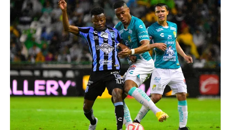 Clifford Aboagye, del Querétaro, contra Víctor Dávila, del León, en el Apertura 2022.