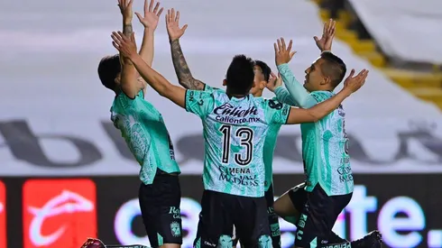 Jugadores del León celebran el segundo gol del partido.