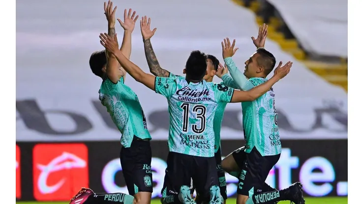 Jugadores del León celebran el segundo gol del partido.