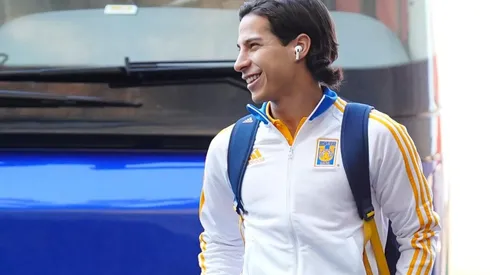 Diego Lainez a la llegada al estadio Azteca en la visita de Tigres a Cruz Azul.