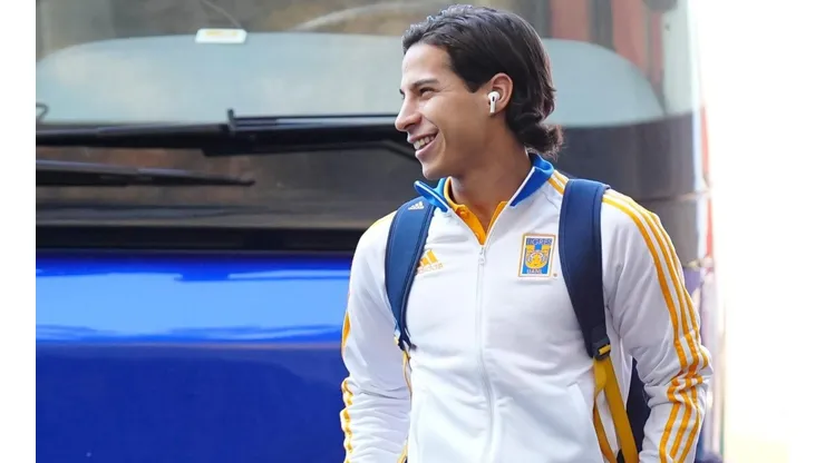 Diego Lainez a la llegada al estadio Azteca en la visita de Tigres a Cruz Azul.