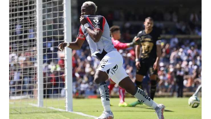 Quiñones festeja el gol que decidió el partido.