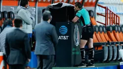 Los árbitros del VAR encontraron trabajo con la implementación de la tecnología (Foto: imago7)