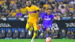 Rafael Carioca, de Tigres, contra Carlos Rodríguez, de Cruz Azul.