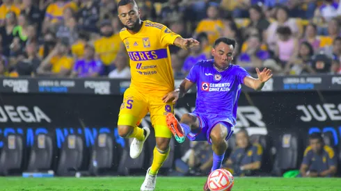 Rafael Carioca, de Tigres, contra Carlos Rodríguez, de Cruz Azul.
