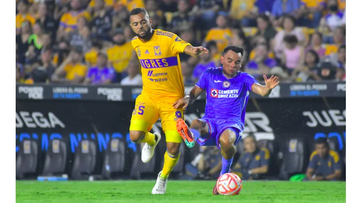 Rafael Carioca, de Tigres, contra Carlos Rodríguez, de Cruz Azul.