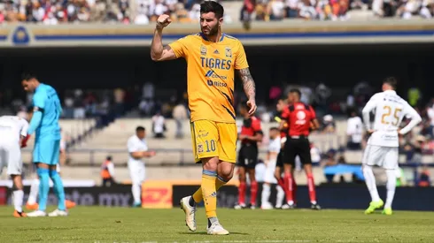André-Pierre Gignac en una visita a Pumas en el estadio Olímpico Universitario.