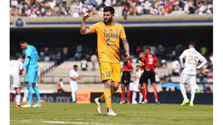 André-Pierre Gignac en una visita a Pumas en el estadio Olímpico Universitario.