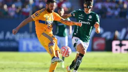 André-Pierre Gignac, de Tigres, y Rodrigo Dourado del Atlético de San Luis.