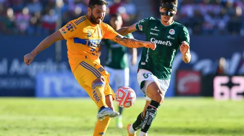 André-Pierre Gignac, de Tigres, y Rodrigo Dourado del Atlético de San Luis.