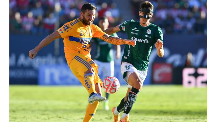 André-Pierre Gignac, de Tigres, y Rodrigo Dourado del Atlético de San Luis.