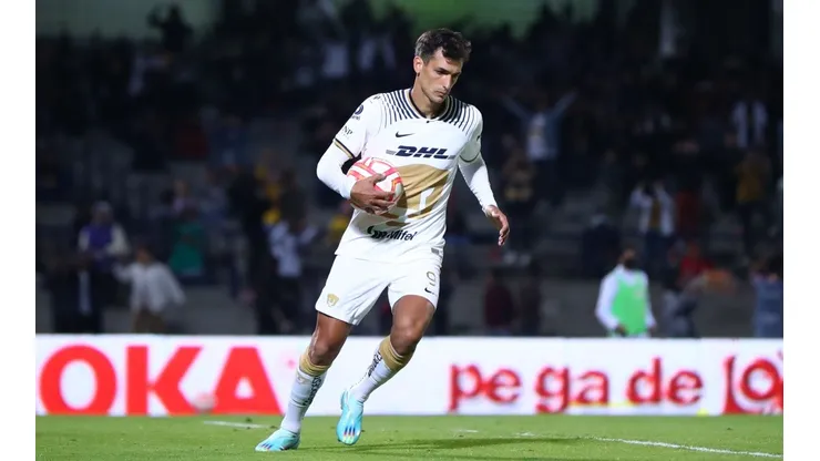 Ciudad de Mexico, 13 de diciembre de 2022. Juan Dinenno en festejo de gol de penal, durante el partido del grupo A de la Copa Sky 2022 entre los Pumas de la UNAM y los Diablos Rojos de Toluca, celebrado en el Estadio Olímpico Universitario. Foto: Imago7/ Eloisa Sánchez
