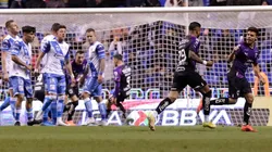 Rodrigo Aguirre celebra con Alfonso González el primer gol de Rayados.
