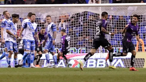 Rodrigo Aguirre celebra con Alfonso González el primer gol de Rayados.