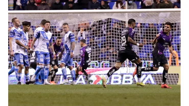 Rodrigo Aguirre celebra con Alfonso González el primer gol de Rayados.